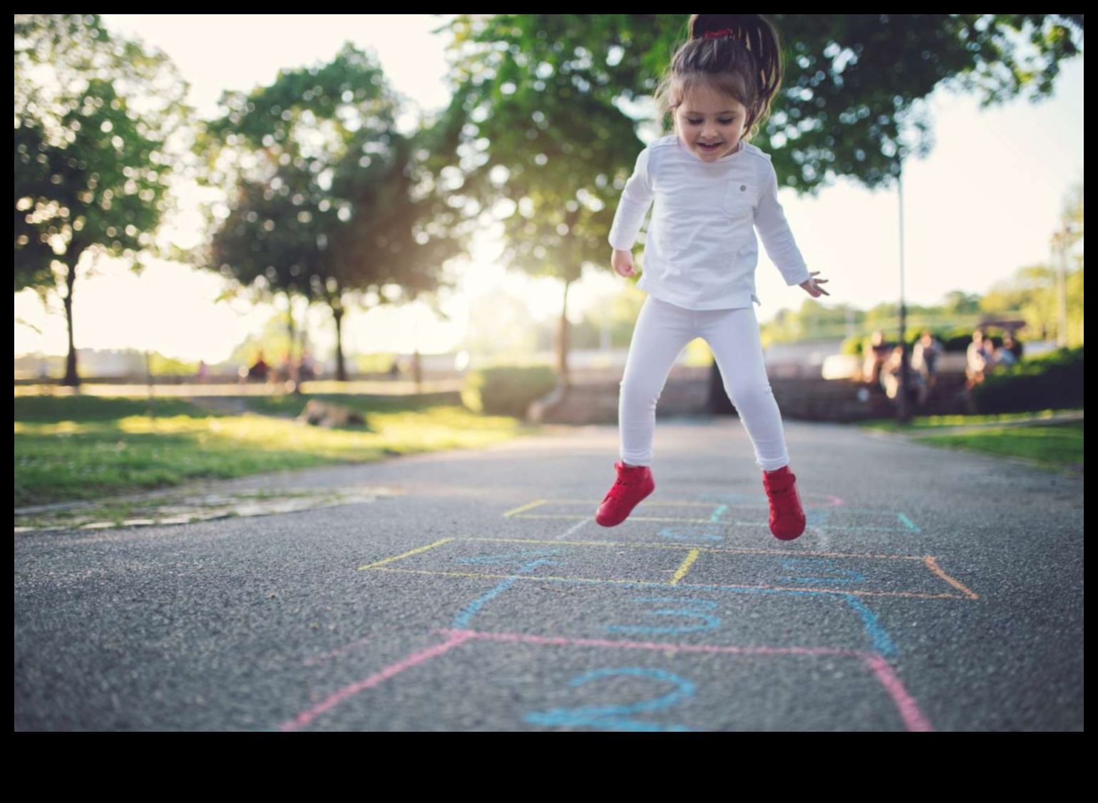 Hopscotch Harmony: Çocuklar İçin Klasik Oyunu Fitness ile Harmanlamak